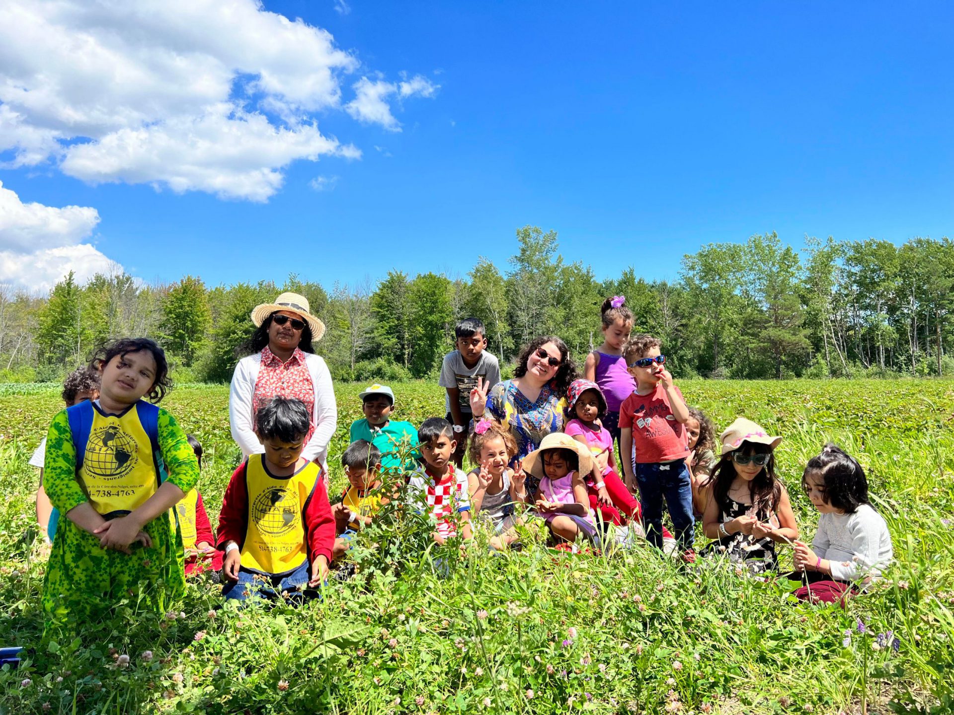 Le groupe des 2-5 ans en activité à l'extérieur pendant l'été.